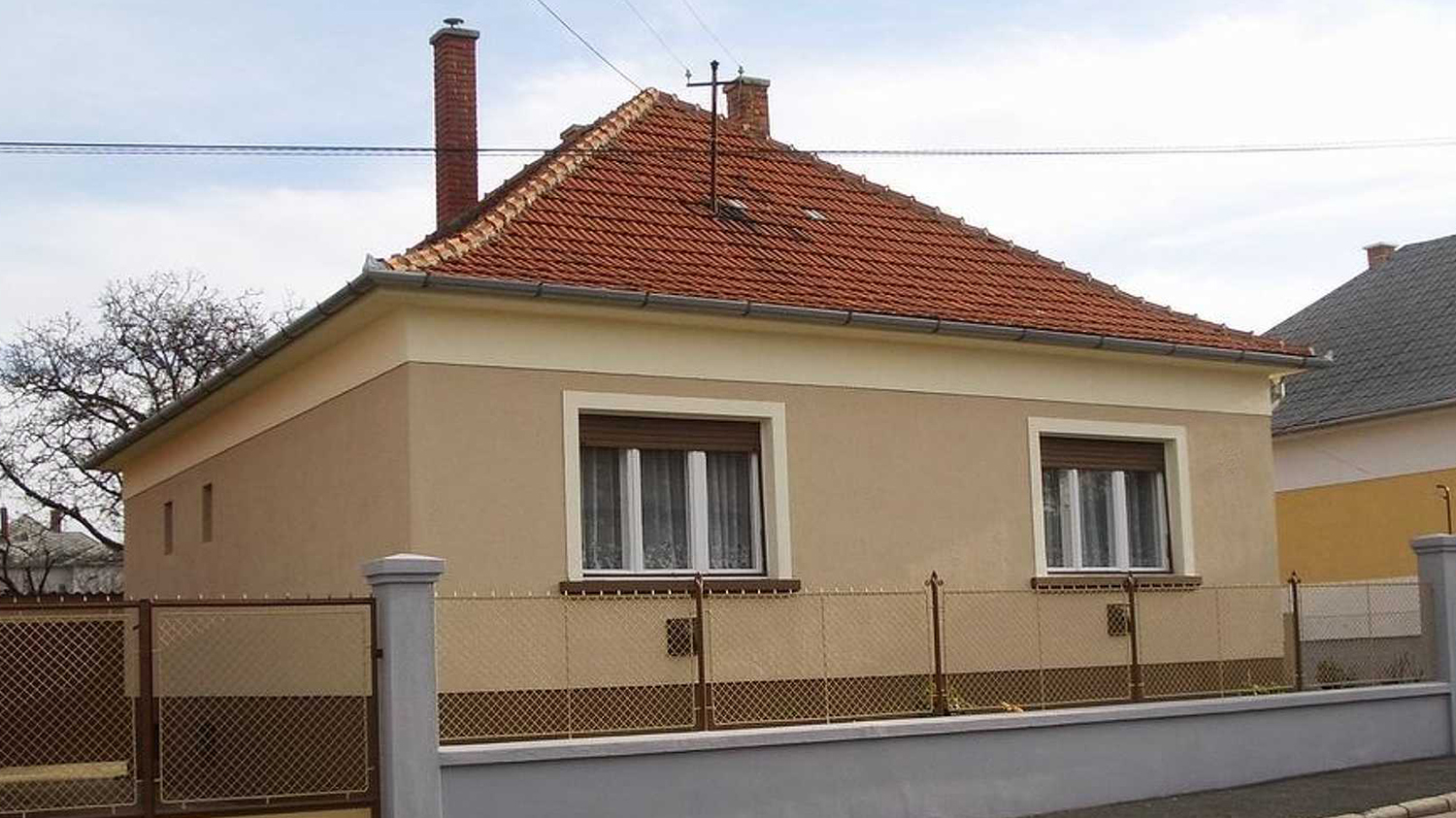 A kádár kockákban korrodált vascsövek, és öreg szerelvények vannak
