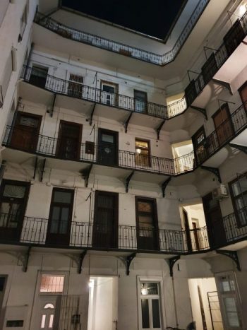 Régi társas házban, az öreg csövek, és a felújítás hibája okozza a legtöbb gondot.